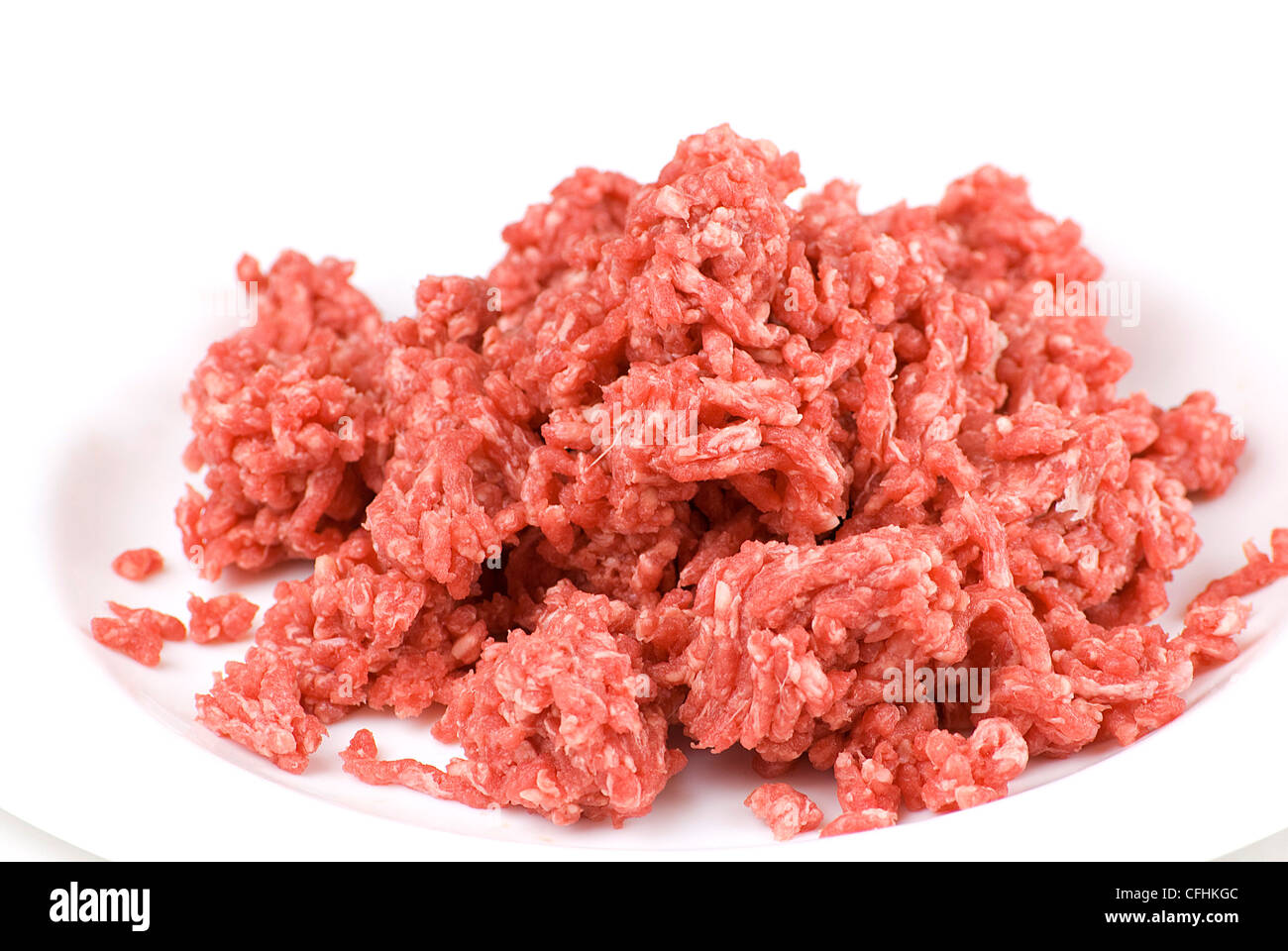 Haufen von frisches rohes Rindfleisch Hackfleisch in weißer Teller Stockfoto