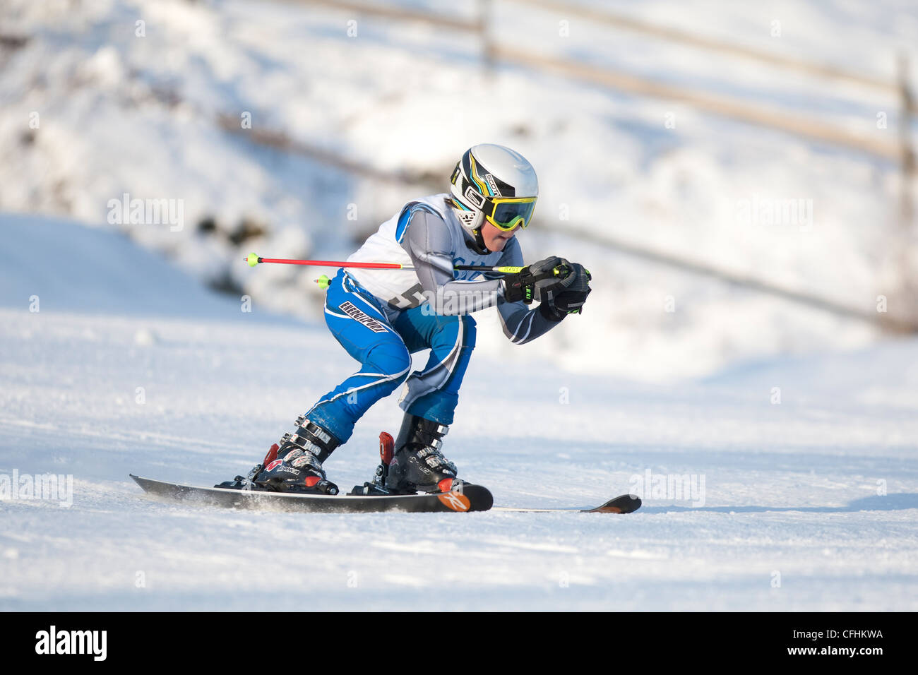 junge Skifahrer auf dem Hügel Stockfoto