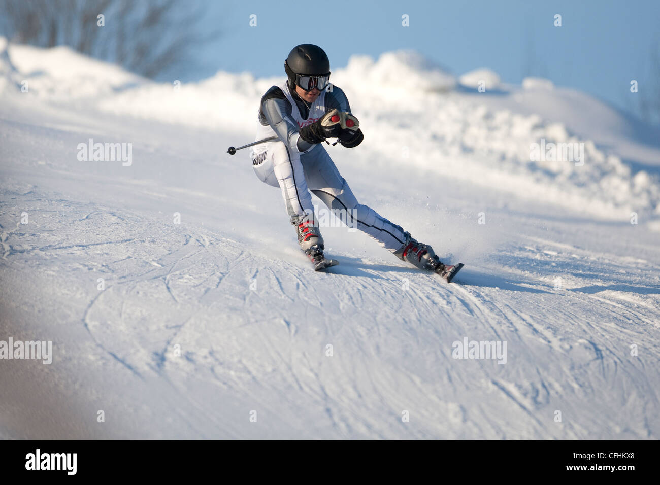 junge Skifahrer auf dem Hügel Stockfoto