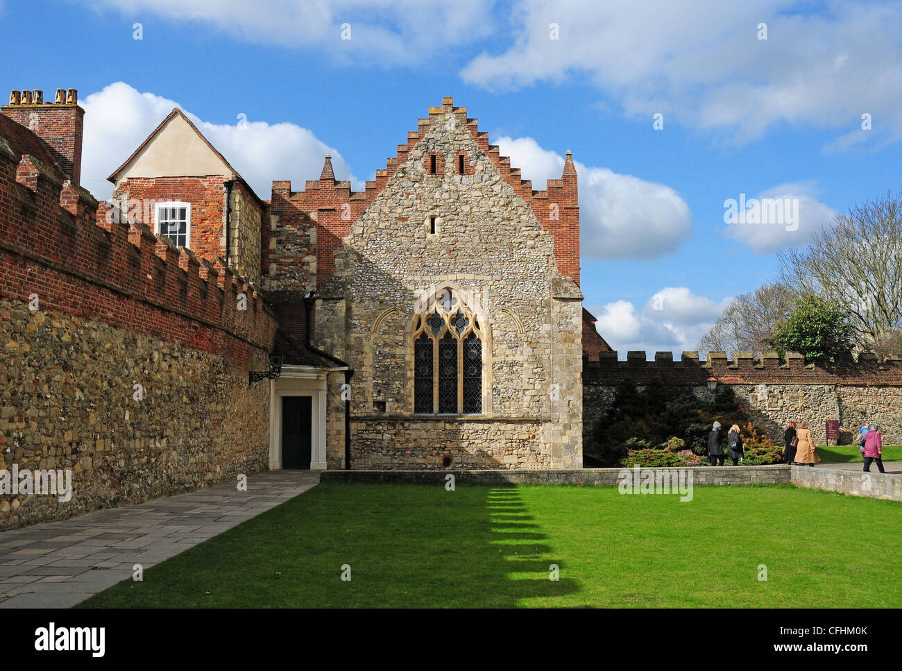 Bestandteil der Bischofspalast, Chichester. Sächsischen Wand auf der linken Seite. Kathedrale Bezirke. Stockfoto