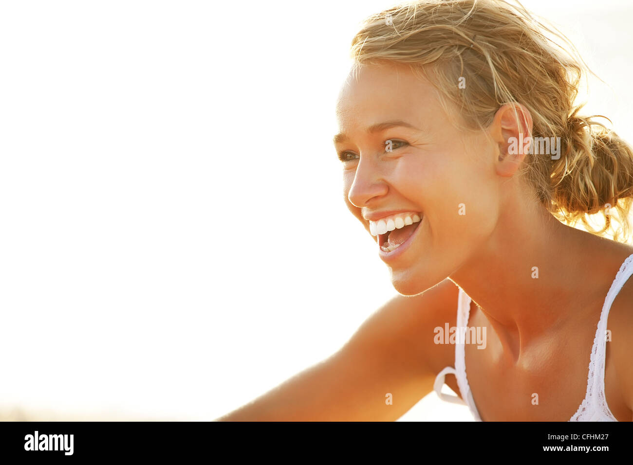 Schöne junge Frau lächelnd. Stockfoto