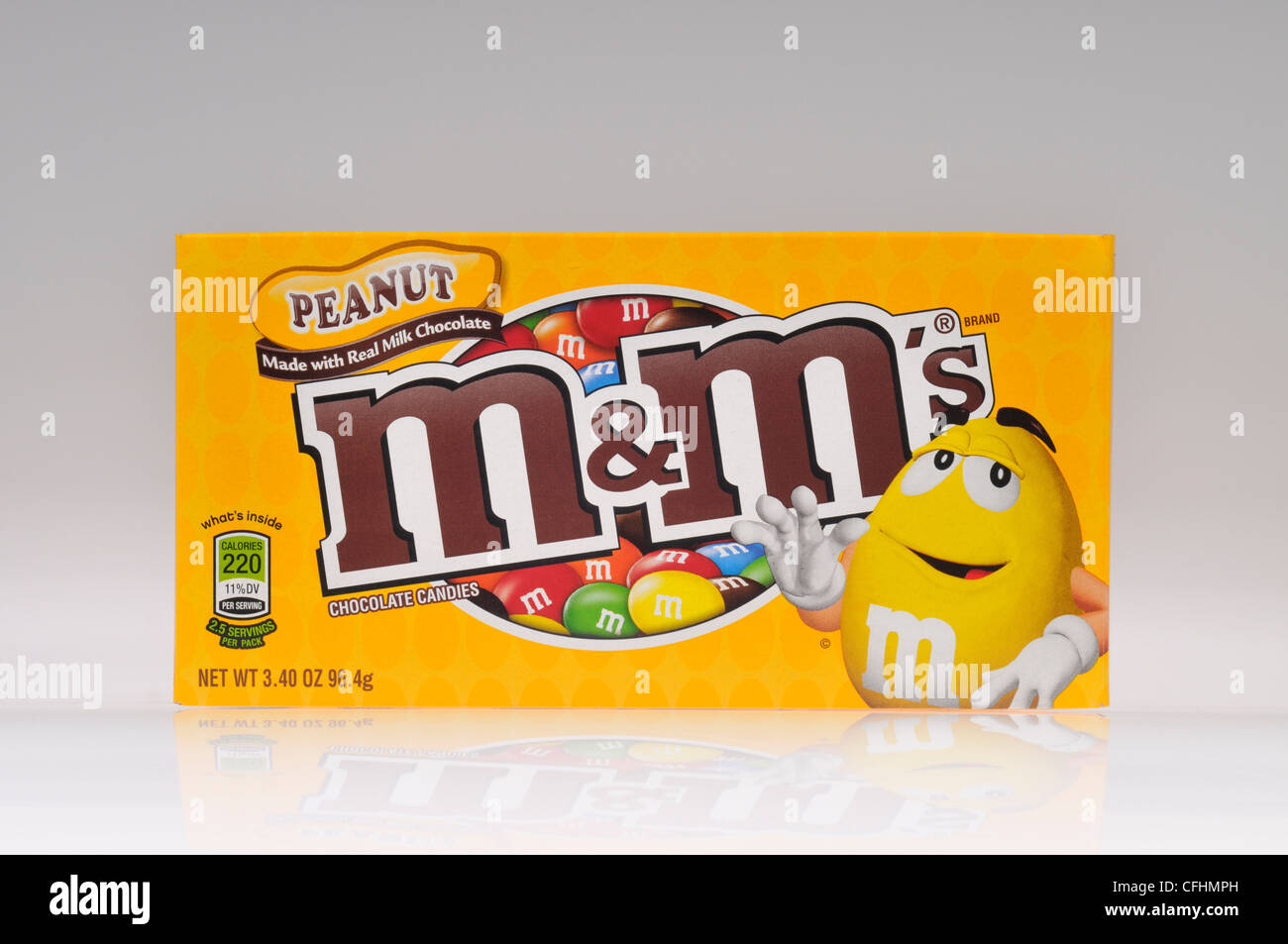 Schachtel mit Erdnuss M & M' Pralinen auf weißem Hintergrund ausschneiden USA Stockfoto