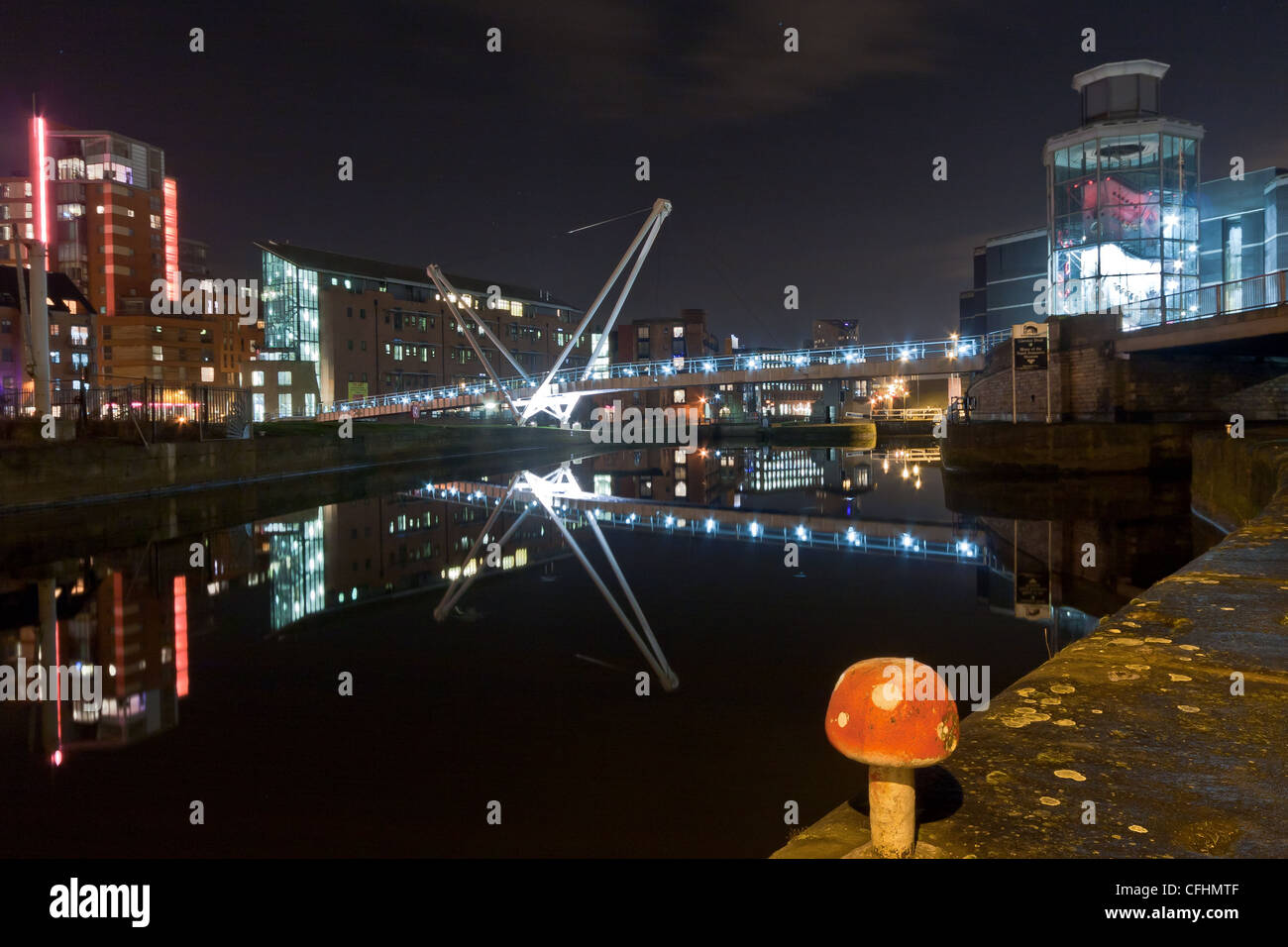 Magic mushroom Reflexionen, The Royal Armouries am Clarence Dock in Leeds Stockfoto
