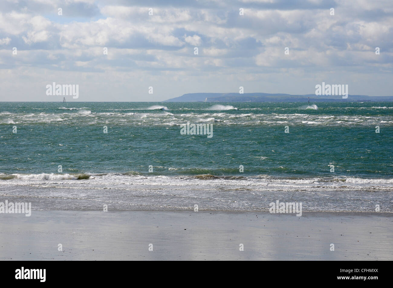 Turbulenzen, die Sandbänke, die Aufdeckung von zurückweichenden Flut anzeigt. Isle Of Wight hinaus. Stockfoto