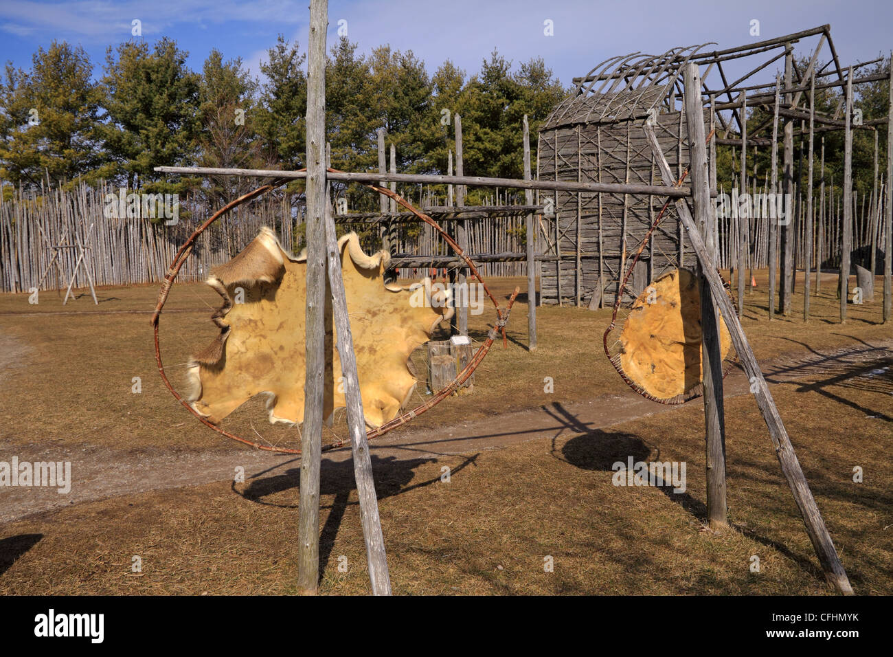Trocknung, tierische Haut und Fleisch im Stil des 15. Jahrhunderts Irokesisch Dorf in Ontario, Kanada Stockfoto