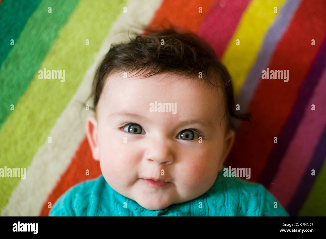 Schone Madchen Mit Blauen Augen Und Braunen Haaren Auf Boden Zu Hause Blick In Die Kamera Stockfotografie Alamy