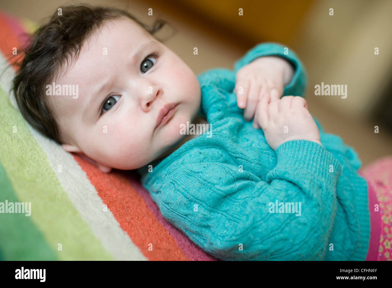 Schone Madchen Mit Blauen Augen Und Braunen Haaren Auf Boden Zu Hause Blick In Die Kamera Und Runzelt Die Stirn Stockfotografie Alamy