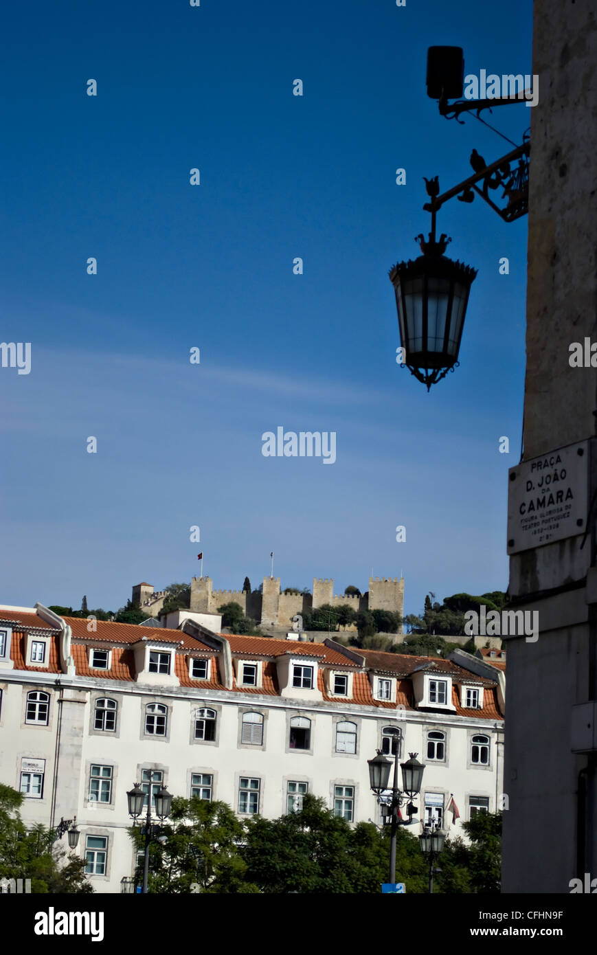 Blick auf Saint George Castle, Castelo Sao Jorge, aufgenommen im Stadtteil Rossio, Lissabon, Portugal, Mitteleuropa Stockfoto
