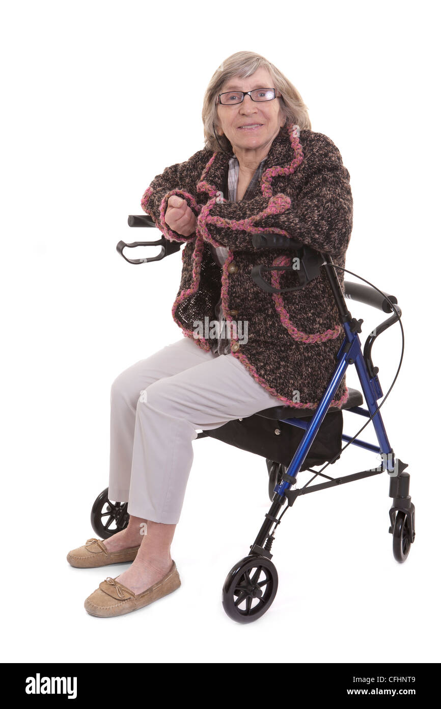 pensionierte ältere Frau sitzen auf einer Behinderung walker Stockfoto