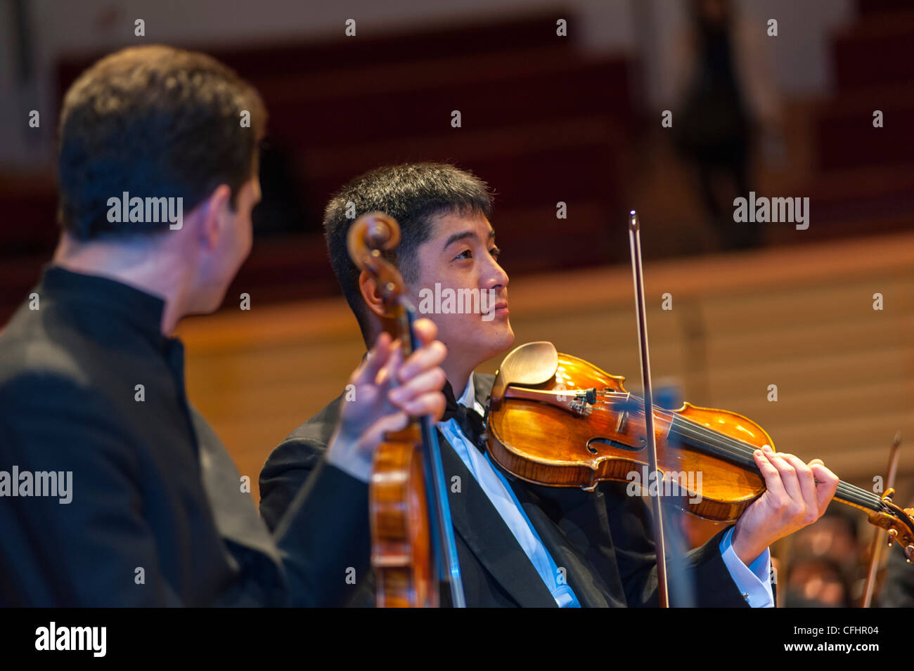 Paris, Frankreich, Nordkoreanisches Symphonieorchester „das Unhasu-Orchester“ zusammen mit dem „Radio France Philharmonic Orchestra“ führen das erste Konzert in Europa im Salle Playel Theater auf, machen gemeinsam Musik, SPIELEN KOREANISCHE INSTRUMENTE Stockfoto