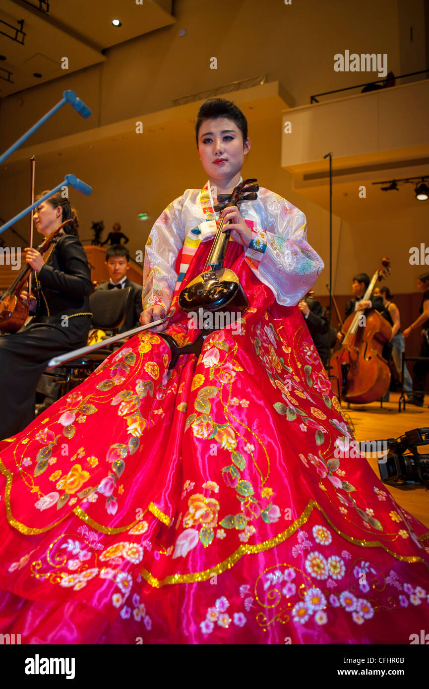 Paris, Frankreich, Nordkoreanisches Symphonieorchester das Unhasu-Orchester und das Radio France Philharmonic Orchestra geben gemeinsam das erste Konzert in Europa, Musikerin in traditioneller Kleidung im Salle Playel Theatre, musizieren zusammen Stockfoto