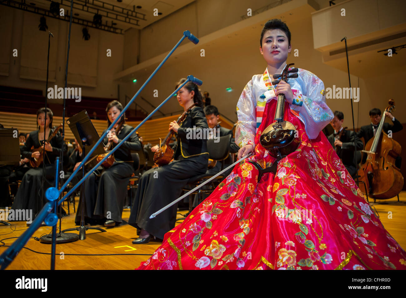Paris, Frankreich, Nordkoreanisches Symphonieorchester 'das Unhasu Orchester' zusammen mit 'Radio France Philharmonic Orchestra' geben erstes Konzert in Europa die Performerin in traditionellem Kleid, im Salle Playel Theater, musizieren zusammen Stockfoto