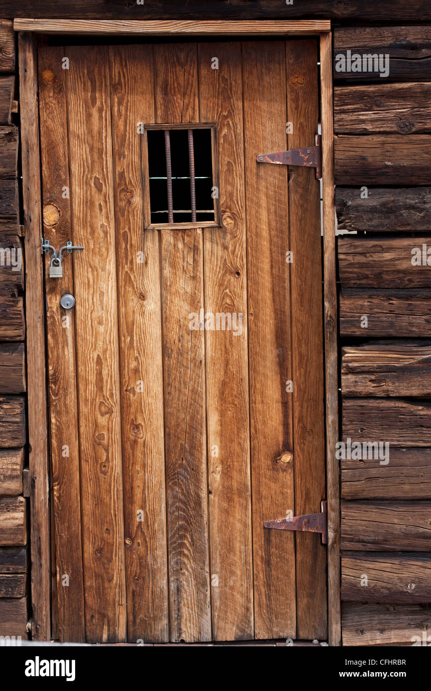 alten Wilden Westen Gefängnis Tür mit kleinen Fenster Stockfoto