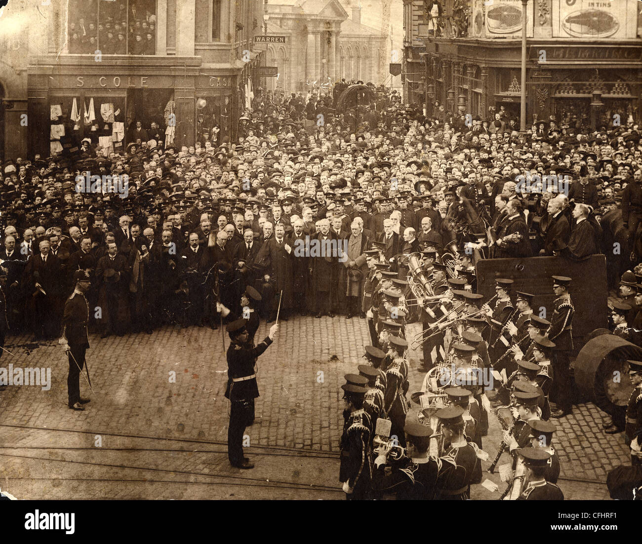Kundenansturm um die Verkündigung des Beitritts von George V, Wolverhampton, 10. Mai 1910 zu hören. Stockfoto