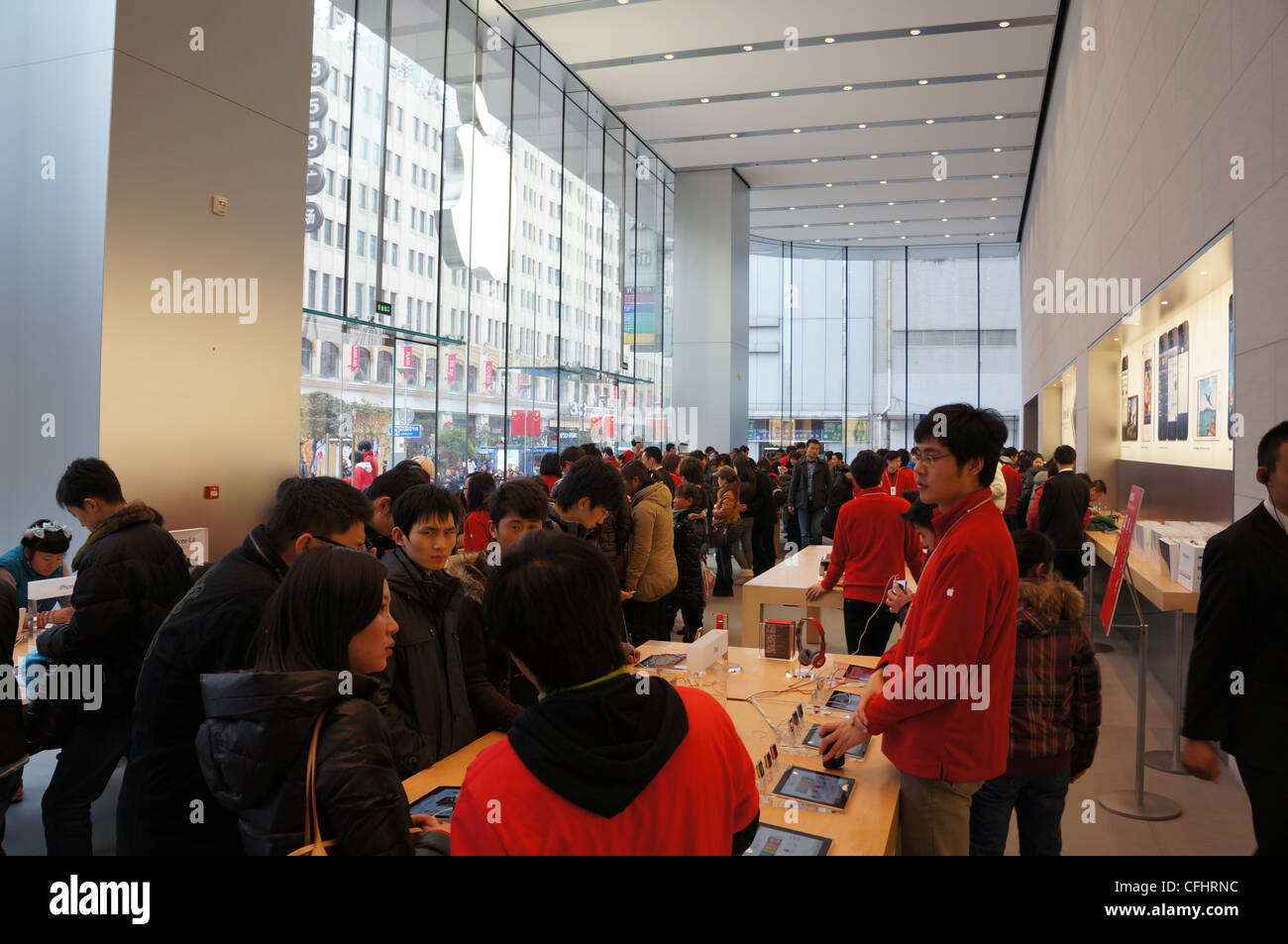 Kunden einkaufen Apple lagern Puxi in Shanghai Stockfoto