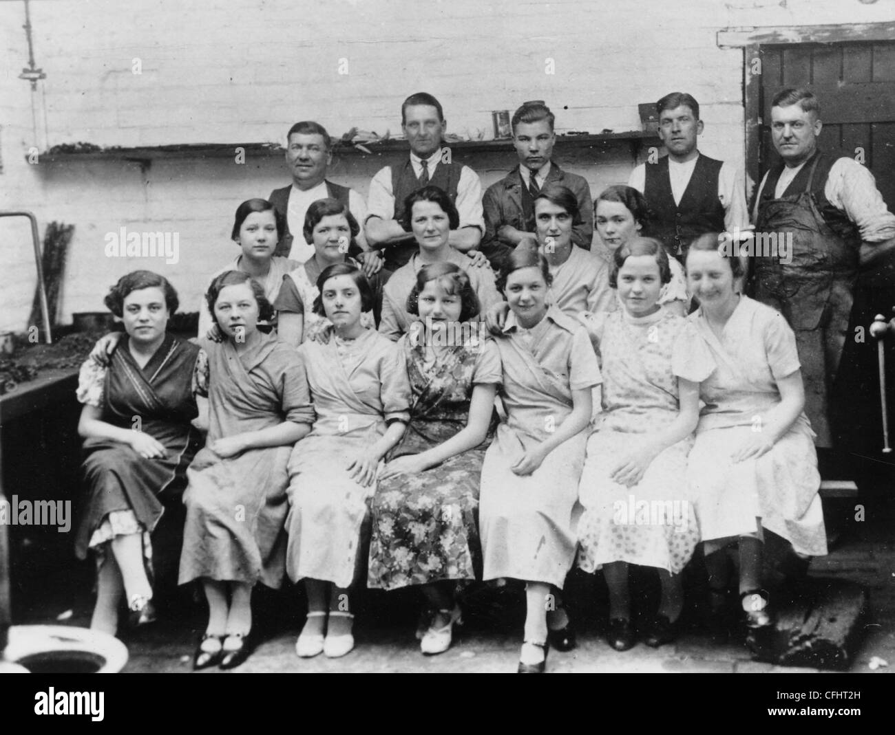 Eine Gruppe von Chainmakers, Graiseley Lane, Birmingham, 1930. Stockfoto