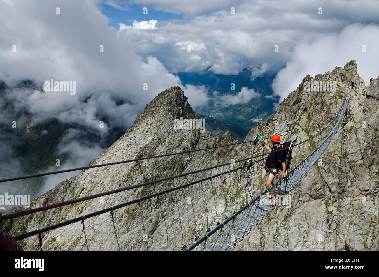 Italien, Rätischen Alpen Lagoscuro Bergkette, Seilbrücke die Via Ferrata Sentiero dei Fiori Stockfoto
