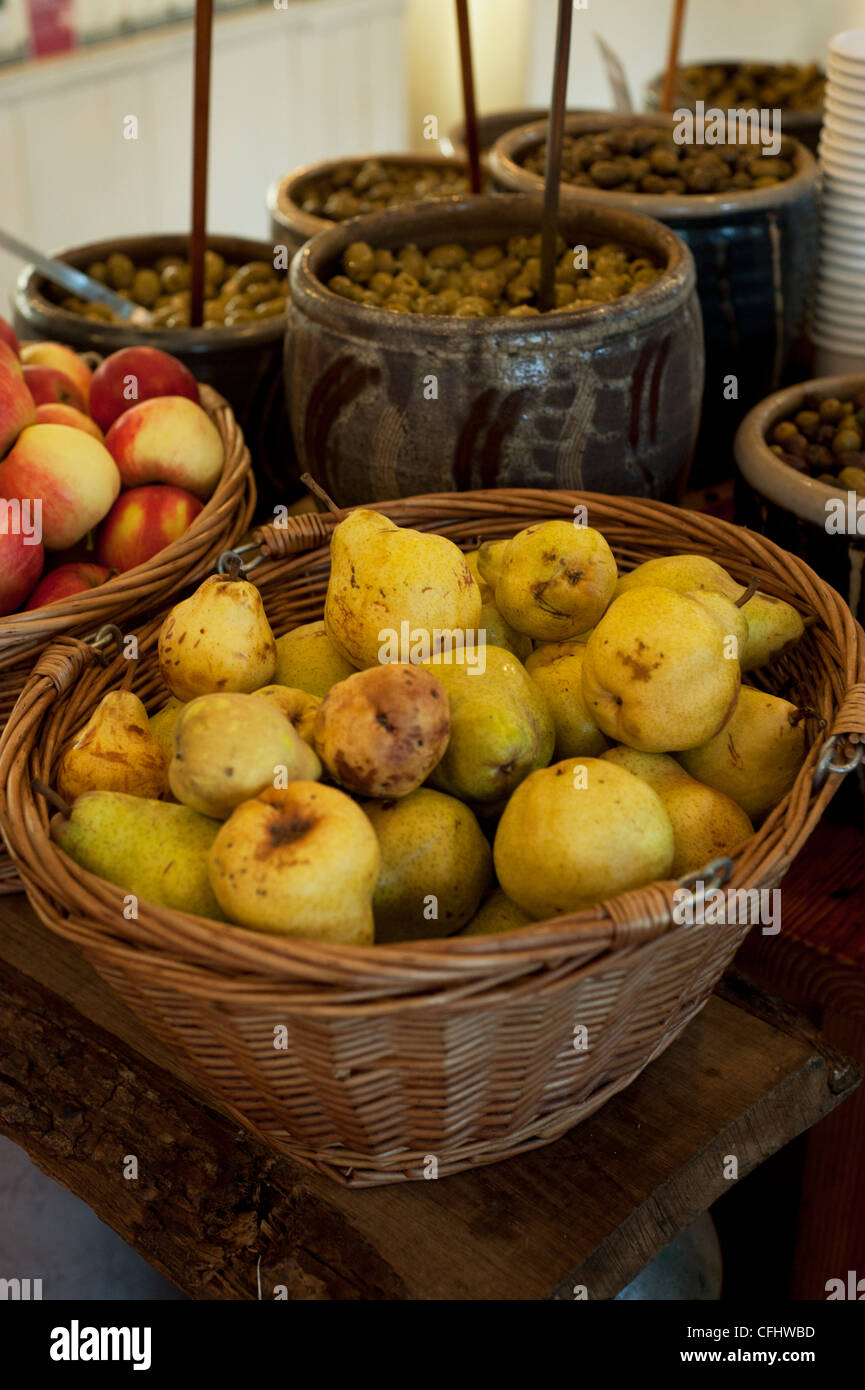 Äpfel, Birnen und Oliven zu verkaufen Stockfoto