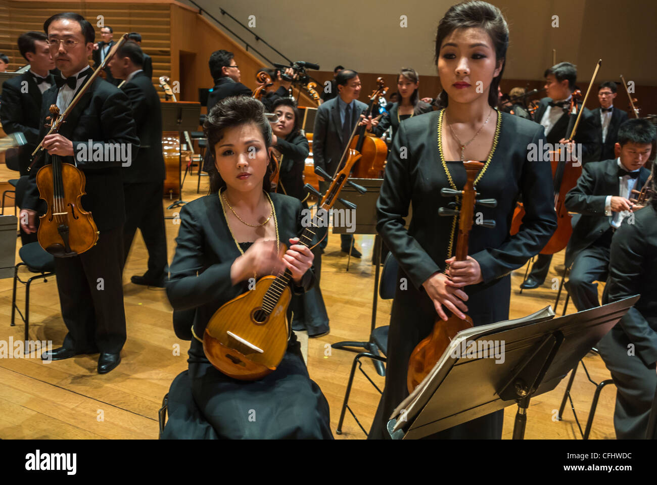 Paris, Frankreich, Nordkoreanisches Symphonieorchester das Unhasu-Orchester und das Radio France Philharmonic Orchestra geben im Salle Playel Theater das erste Konzert in Europa, weibliche Interpreten auf der Bühne, musizieren zusammen Stockfoto
