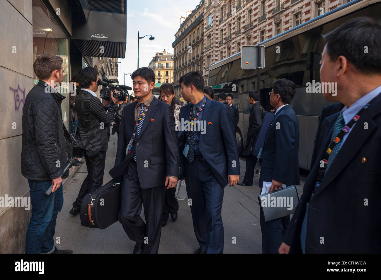 Paris, Frankreich, Nordkoreanisches Symphonieorchester „The Unhasu Orchestra“ zusammen mit dem „Radio France Philharmonic Orchestra“ in Salle Playel the-ater, Männer gehen in der Suits Street Stockfoto