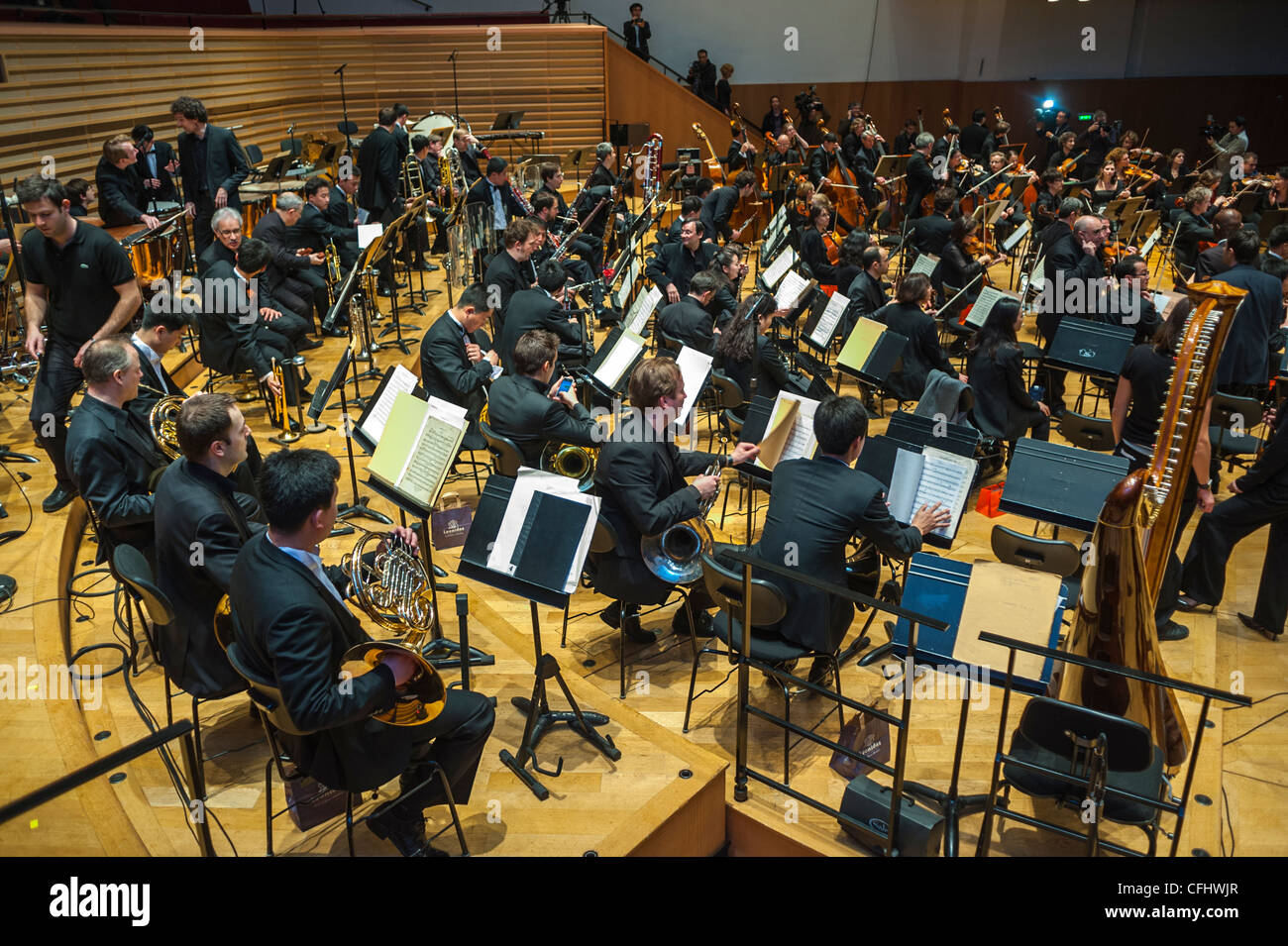 Paris, Frankreich, das nordkoreanische Symphonieorchester "The Unhasu Orchestra" führt zusammen mit dem "Radio France Philharmonic Orchestra" Das Erste Konzert in Europa unter dem renommierten südkoreanischen Dirigenten Chung Myung-Whun im Salle Playel Theatre, Symphoniebühne, Auf Stockfoto