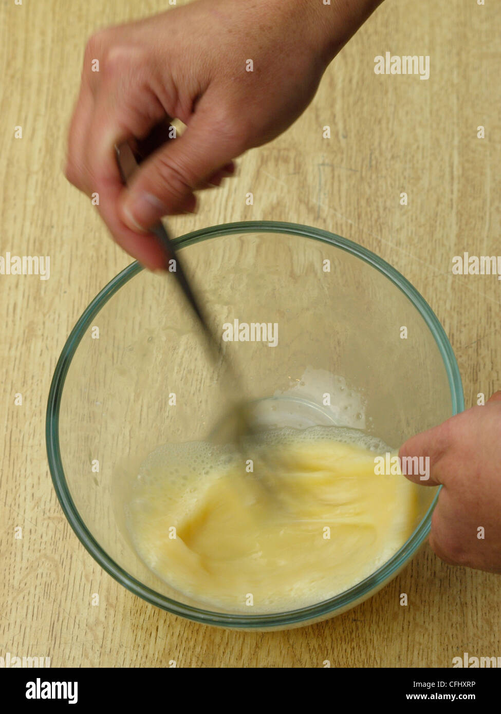 Schlagen ein Ei mit einem folk Stockfoto