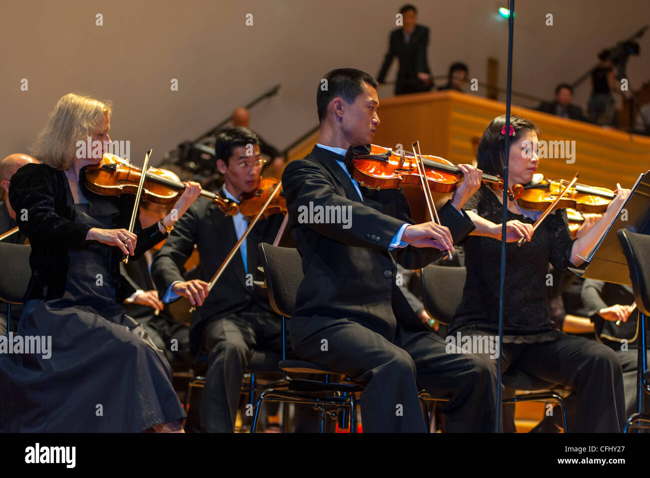 Paris, Frankreich, Nordkoreanisches Symphonieorchester "The Unhasu Orchestra" tritt zusammen mit dem "Radio France Philharmonic Orchestra" auf und führt das erste Konzert in Europa auf, im Salle Playel Theater, multikultureller Austausch, auf der man-Bühne, gemeinsam Musik machen, KOREANISCHE INSTRUMENTE SPIELEN, multirassische Gruppe europa Stockfoto