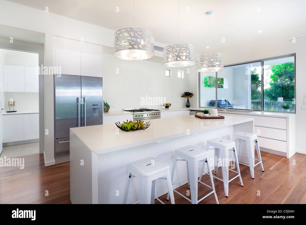 Stilvolle offene Küche mit Blick auf den Hinterhof Stockfoto