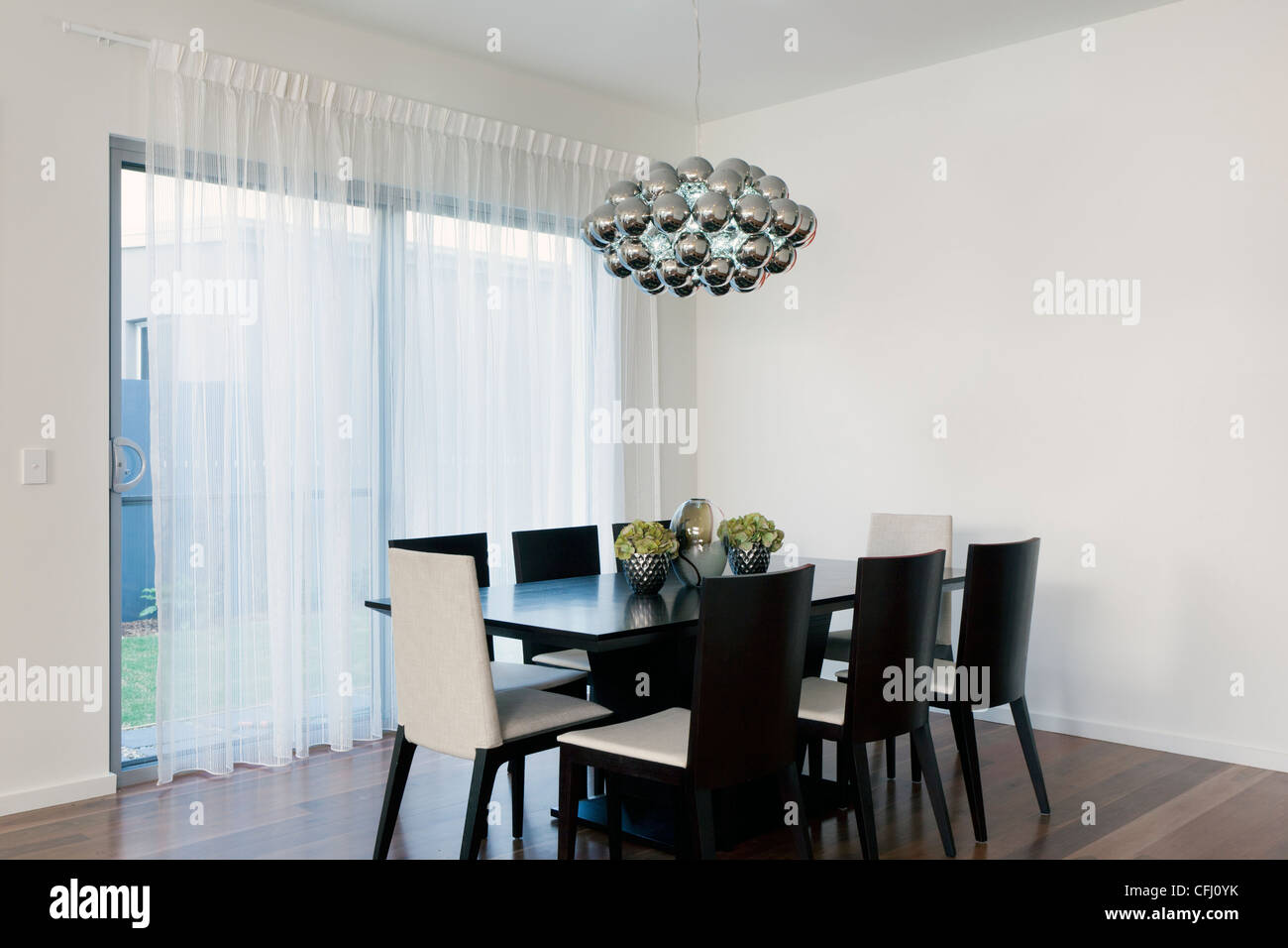 Stilvoller Raum mit Tisch und Stühlen Stockfoto