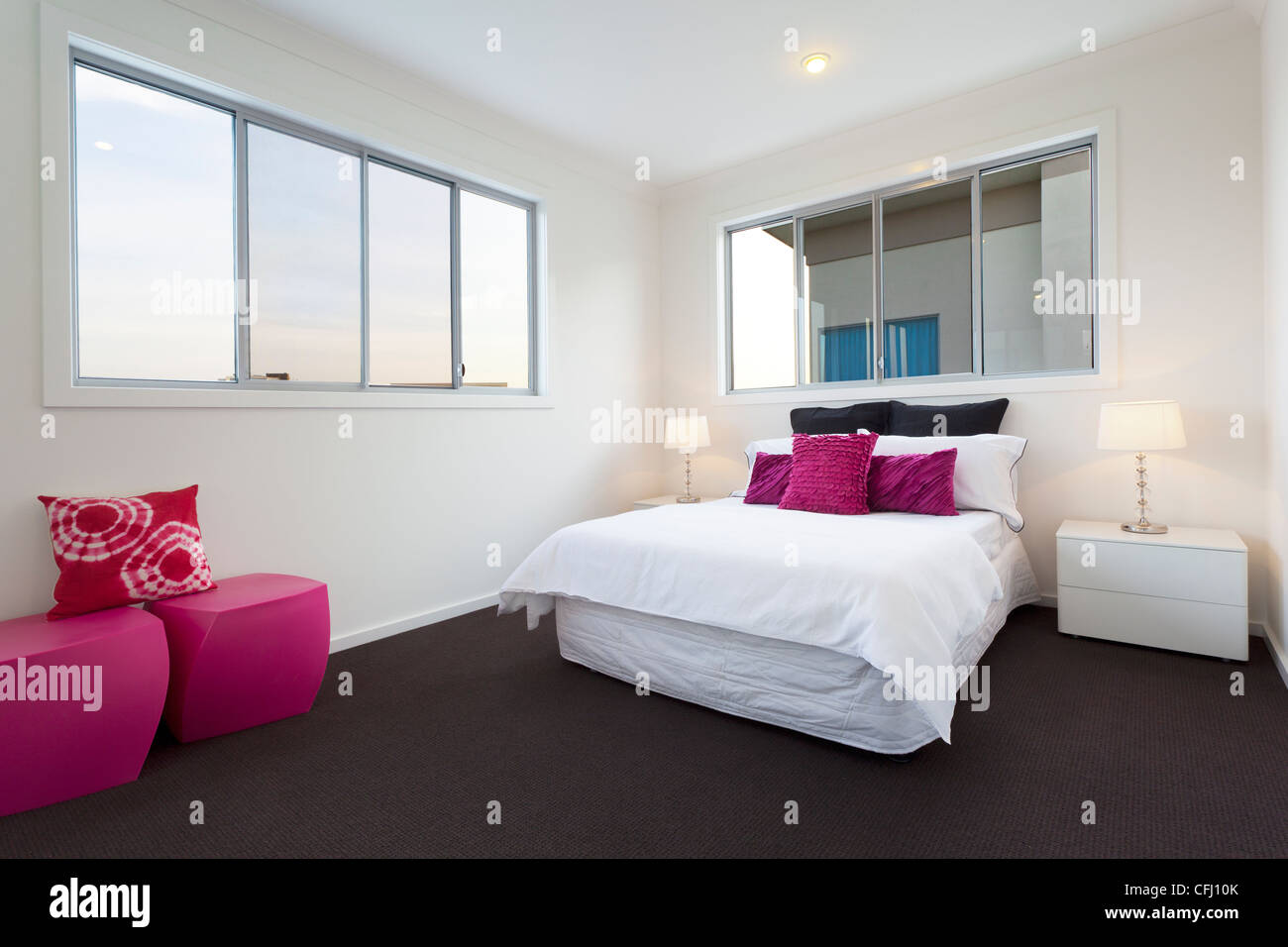 Moderne Schlafzimmer mit Doppelbett Stockfoto