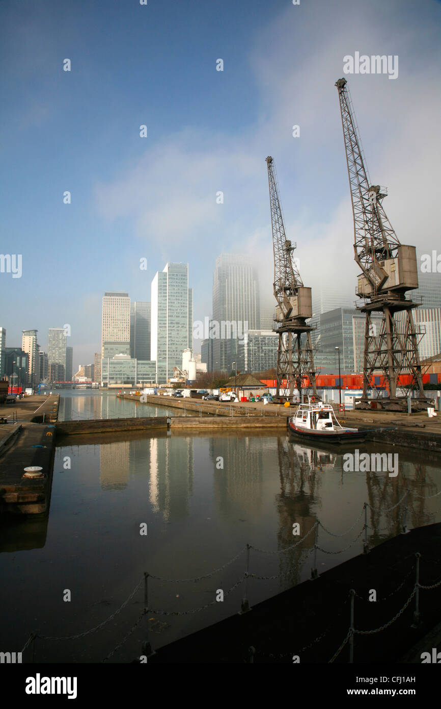 Krane auf einer nebligen West India Dock Süd, Canary Wharf, London, UK Stockfoto