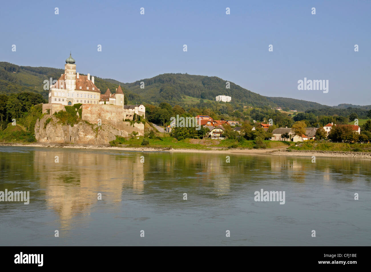 Das Schloss Schönbühel aus dem 12.. Jahrhundert steht auf einem 40 Meter hohen Felsen an der Donau in der Nähe der Stadt Schönbühel-Aggsbachin i Stockfoto