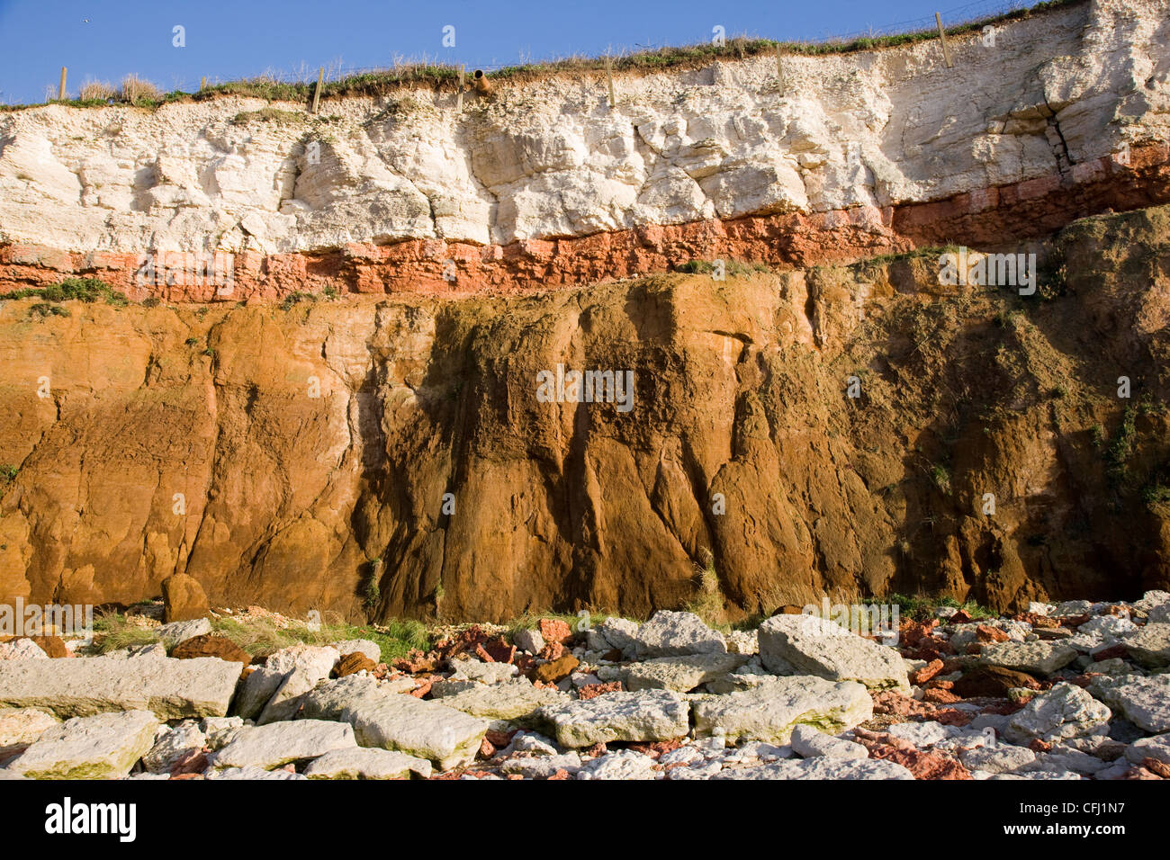Klippen aus roten und weißen Schichten Sedimentgestein mit horizontalen Schichten in Hunstanton Norfolk Stockfoto
