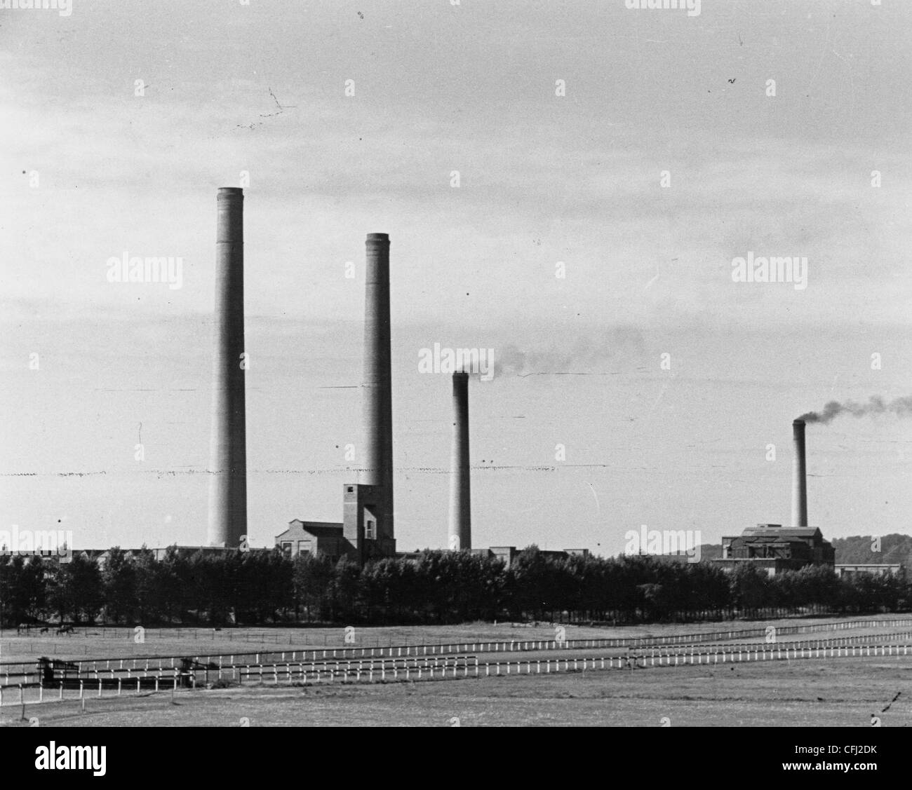 Fabrikschlote, Dunstan Halle Werke des Courtauld Ltd., Wolverhampton, c 1945-1946. Stockfoto