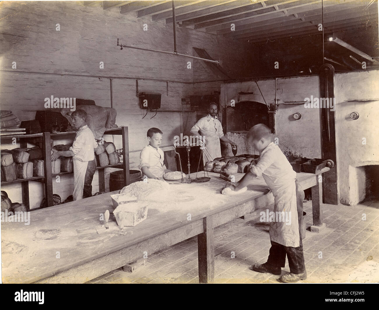 Bäckerei, Haus Häuser, Amos Lane, Birmingham, c 1900. Auszubildender Bäcker, den Teig und Backen im Waisenhaus Brot Stockfoto
