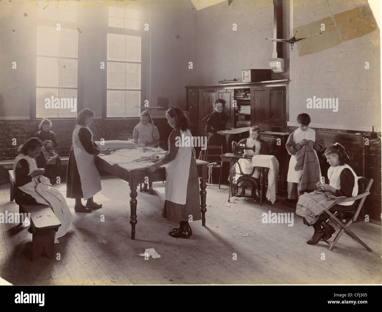 Girls Näherei, Haus Häuser, Amos Lane, Birmingham, C 1900. Stockfoto