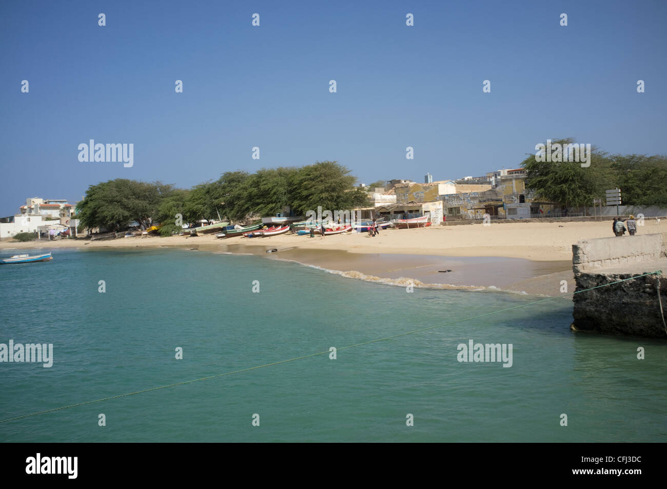 Sal Rei Boa Vista Kap Verde Angelboote/Fischerboote am goldenen Sandstrand von Praia Diante Skyline der Stadt hinter hochgezogen Stockfoto