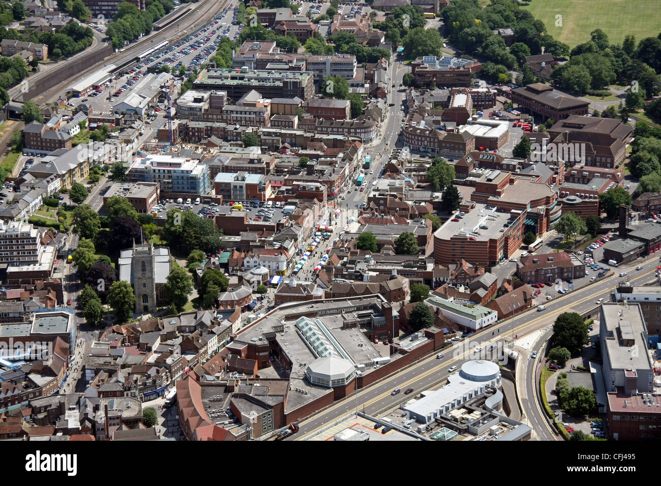 Luftaufnahme des Stadtzentrums von High Wycombe aus dem Westen mit Blick nach Osten über die A40 die High Street hinunter, Buckinghamshire Stockfoto