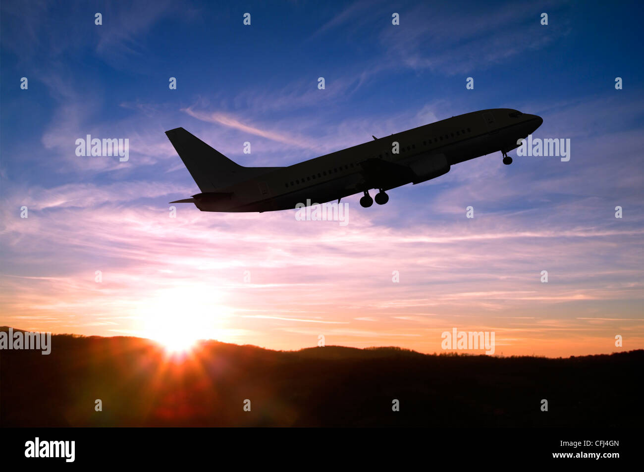 Flugzeug in einen Sonnenuntergang ausziehen. Stockfoto