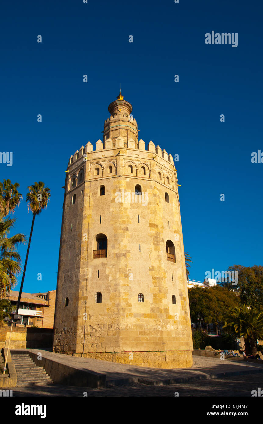 Torre del Oro Turm (13. Jahrhundert) entlang Paseo del Marques del Contadero Uferpromenade Sevilla Andalusien Spanien Stockfoto