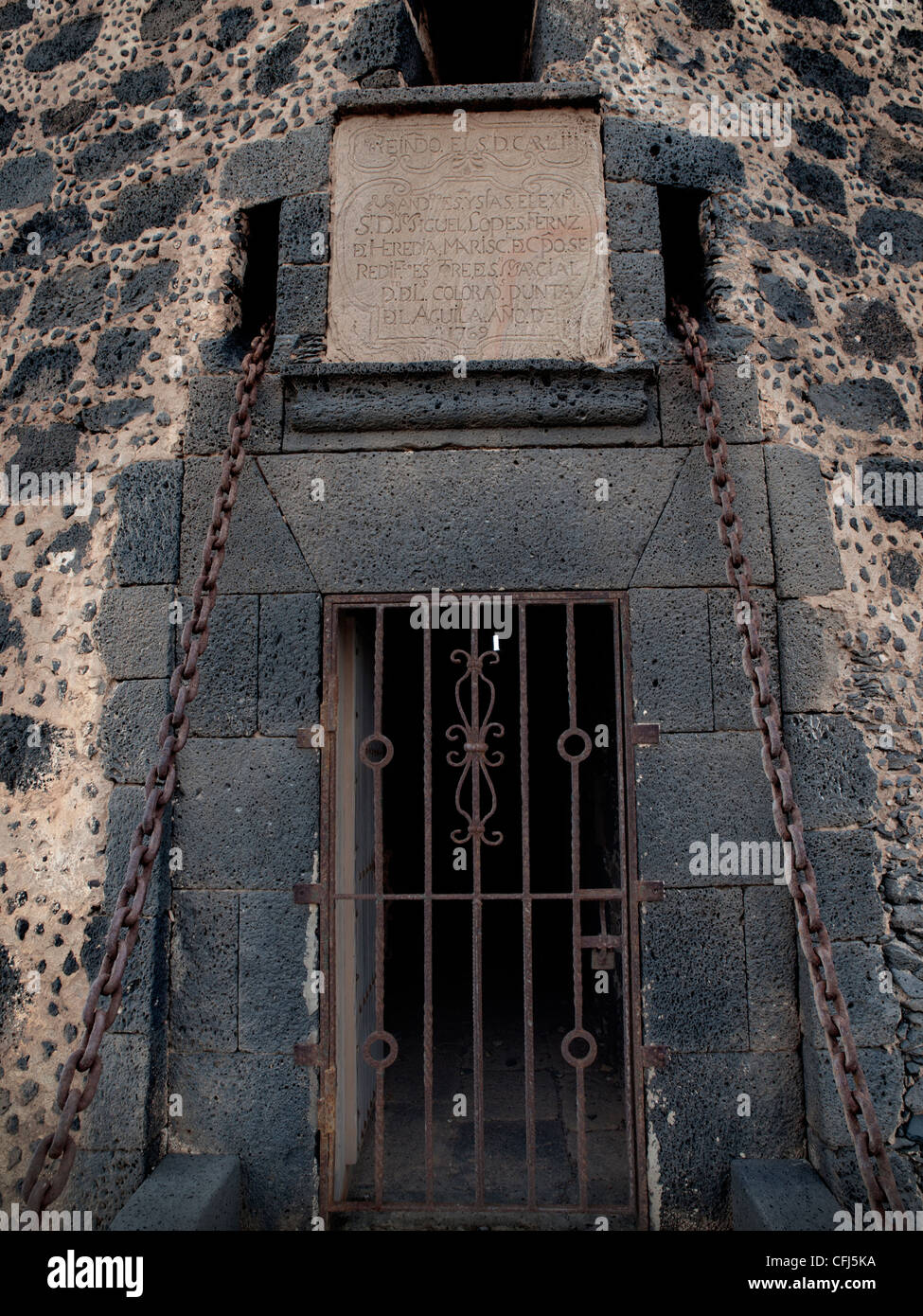 Tor zu einem Turm aus dem 18. Jahrhundert in Playa Blanca, Lanzarote Stockfoto