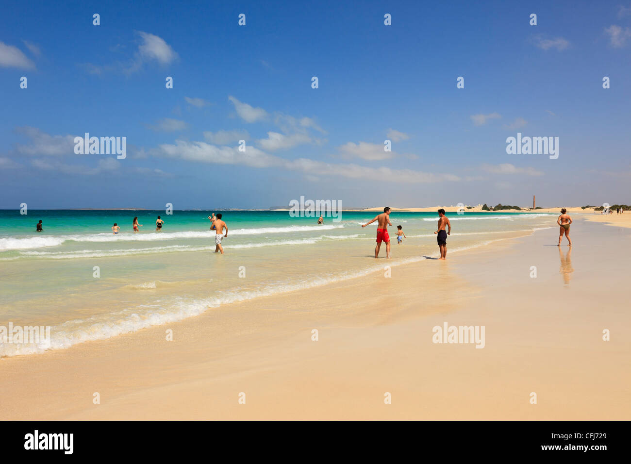 Menschen Baden und planschen im flachen türkisfarbenen Meer am weißen Sandstrand von Praia de Chaves, Boa Vista, Kap Verde Inseln Stockfoto