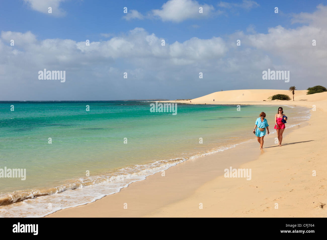 Praia de Chaves, Boa Vista, Kap Verde Inseln. Zwei Frauen zu Fuß entlang der Küste von ruhigen weißen Sandstrand am türkisfarbenen Meer Stockfoto