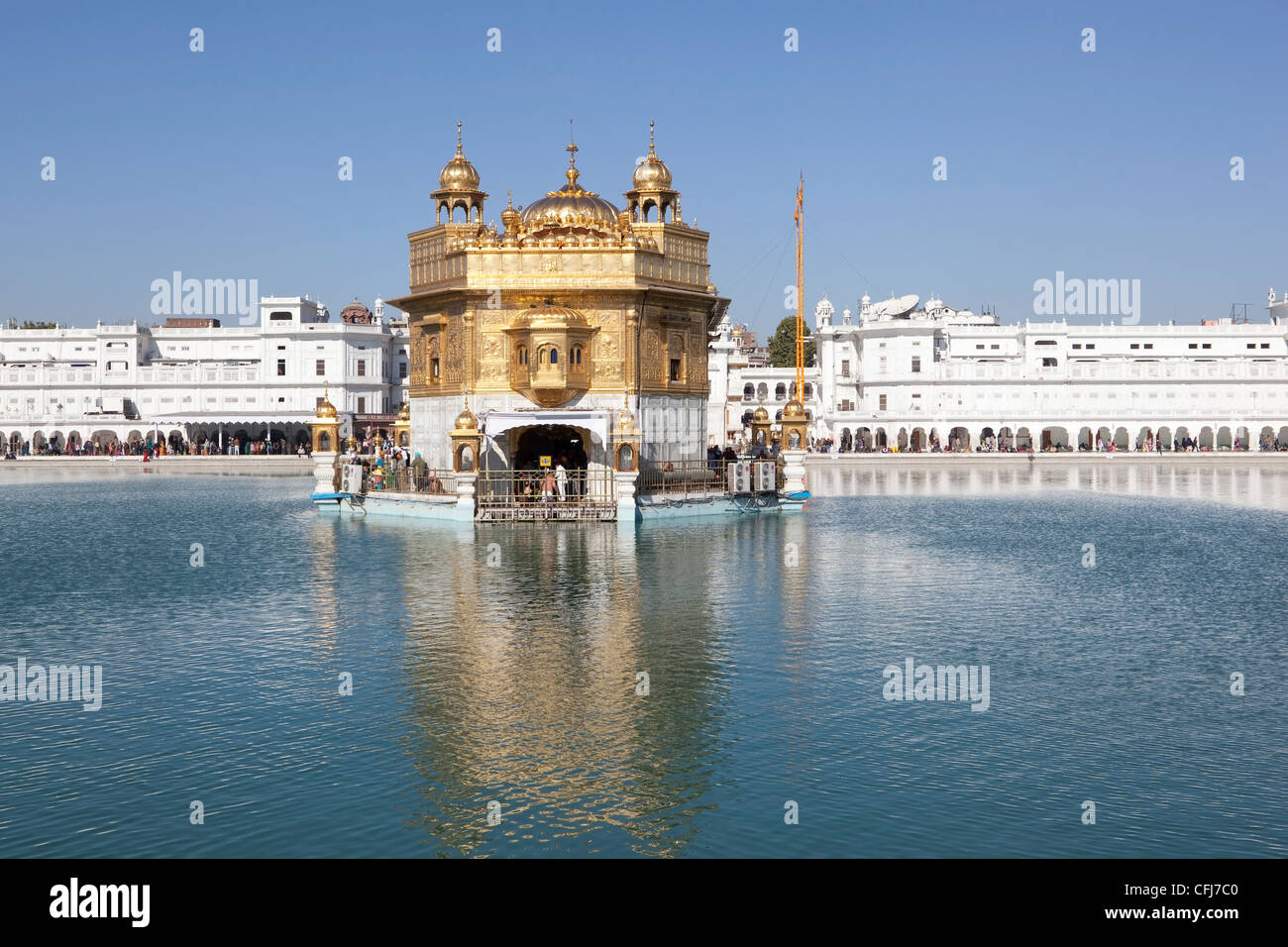 ein Blick über den Heiligen Pool in den berühmten Goldenen Tempel das Zentrum des Sikh Glaubens in Amritsar im indischen Bundesstaat Punjab Stockfoto