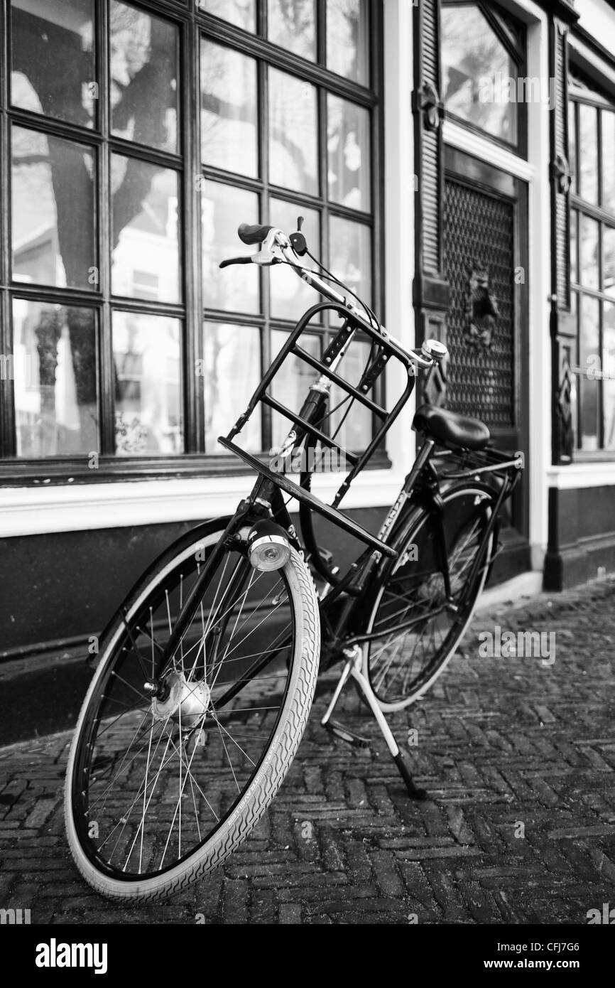 traditionelle holländische Fahrrad vor alten Fenster Stockfoto