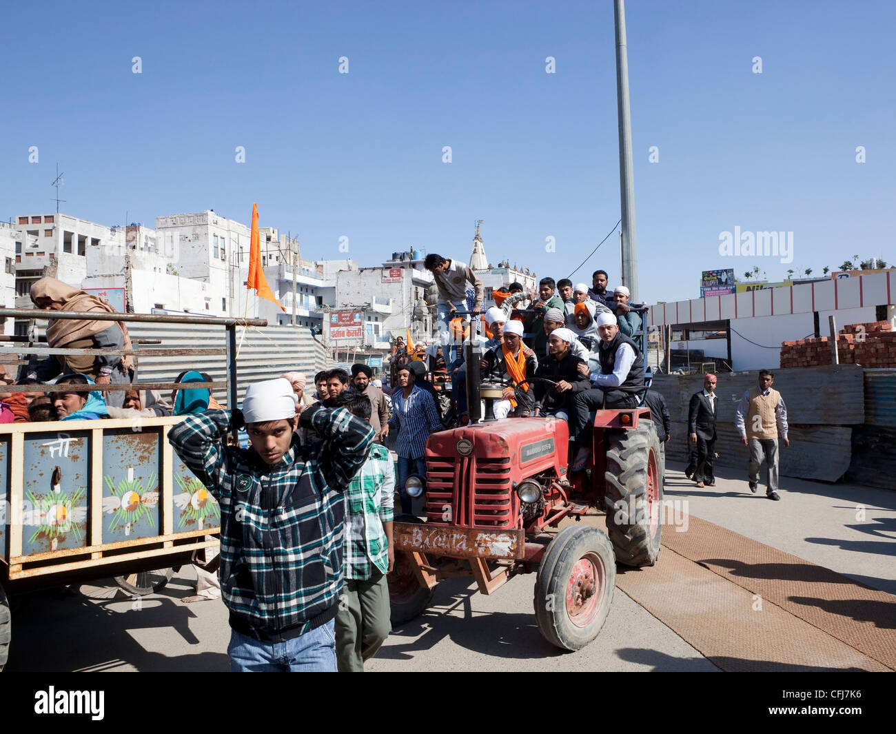 Eine Prozession von Sikh Pilger unterwegs Zugfahrzeuge und Anhänger durch die Straßen der alten Stadt Amritsar Stockfoto