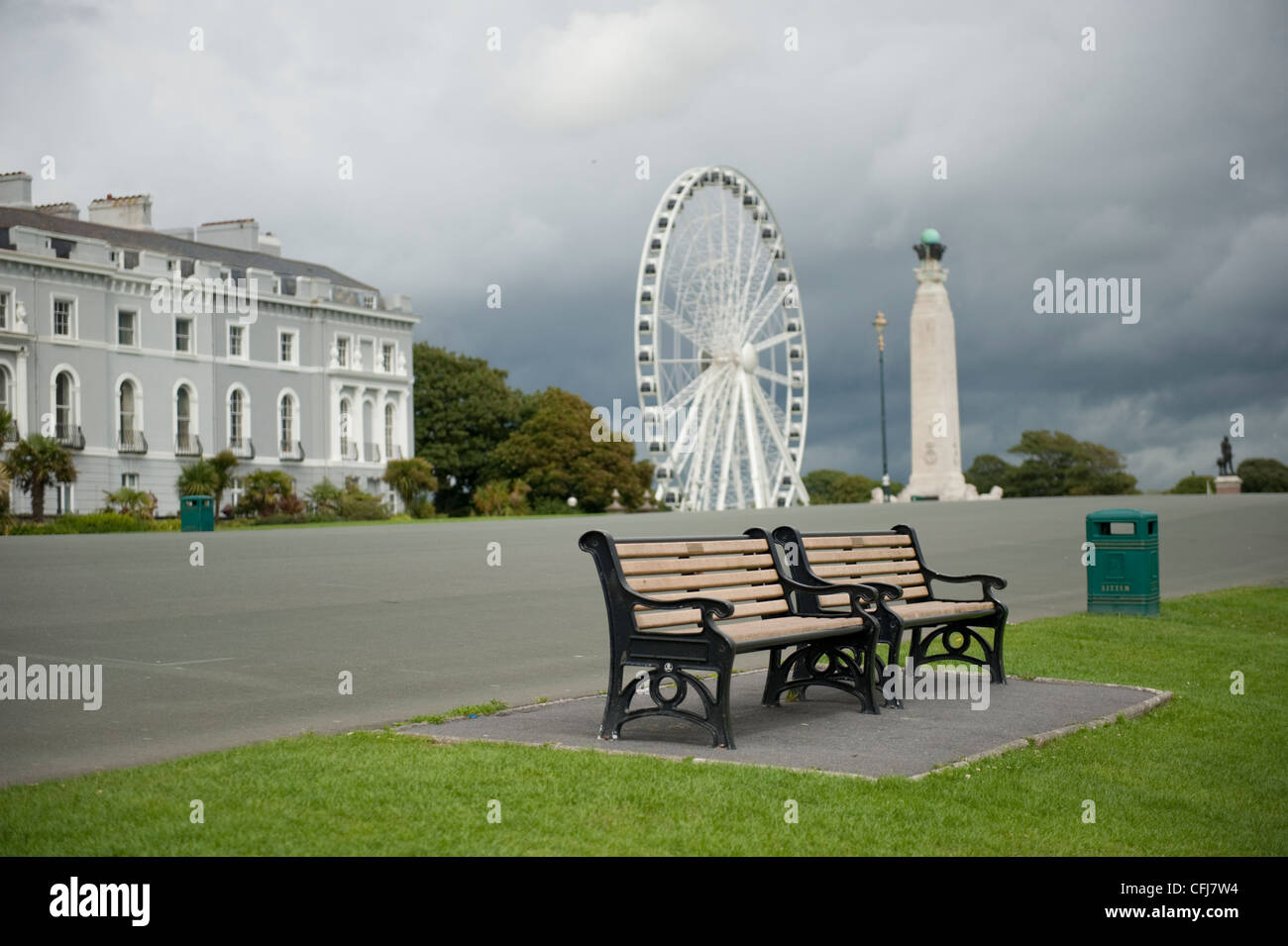 Zwei leere Bänke sitzen vor den Hotels, Riesenrad und der RAF-Kriegerdenkmal auf Plymouth Hacke Stockfoto