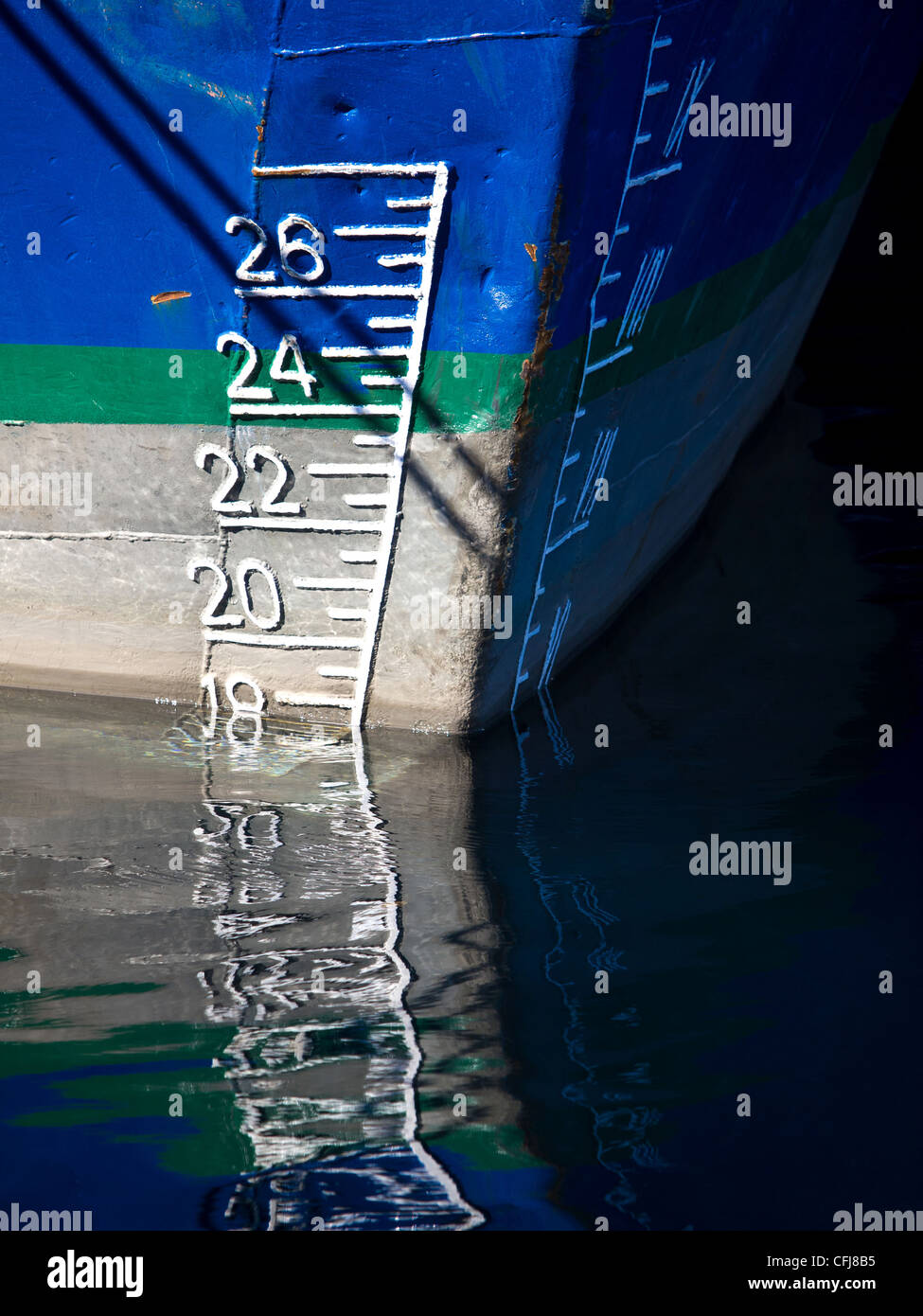 Skala auf ein blaues Boot Stockfoto
