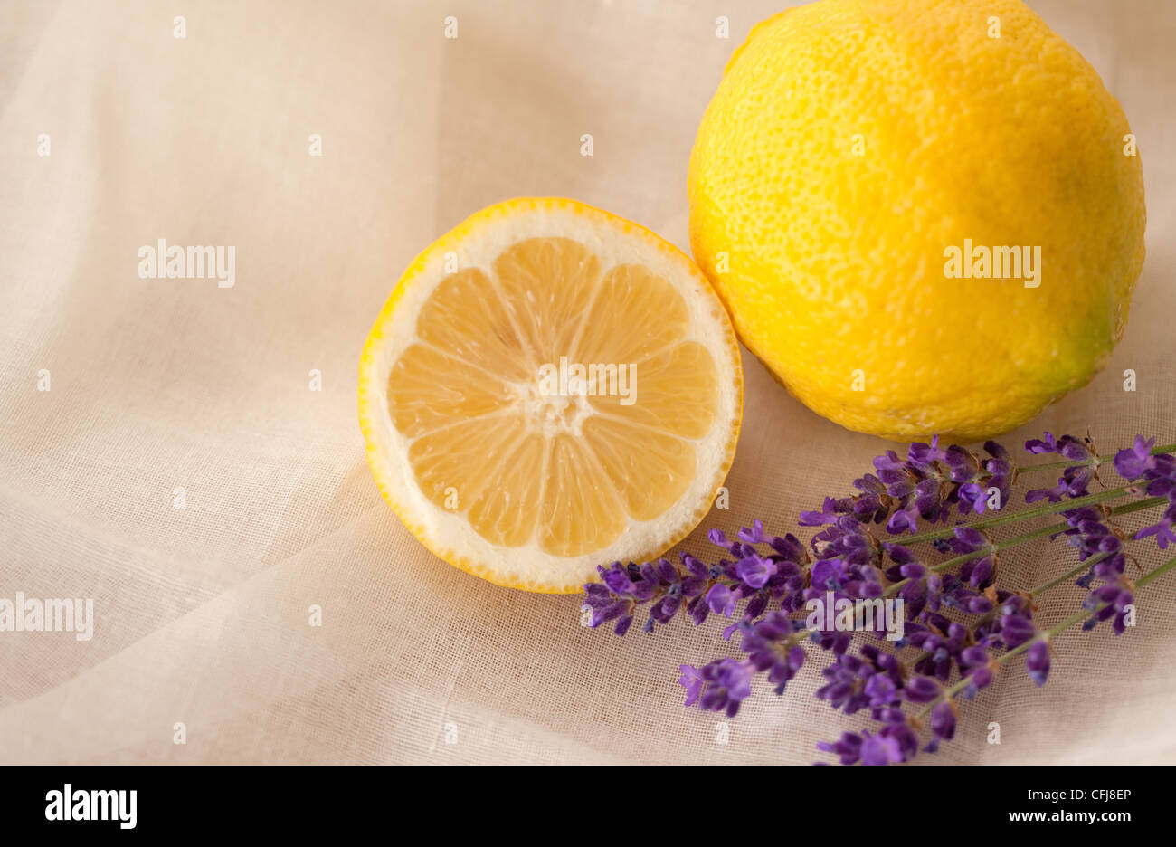 Alternative Therapie mit Zitrone und Lavendel Stockfoto