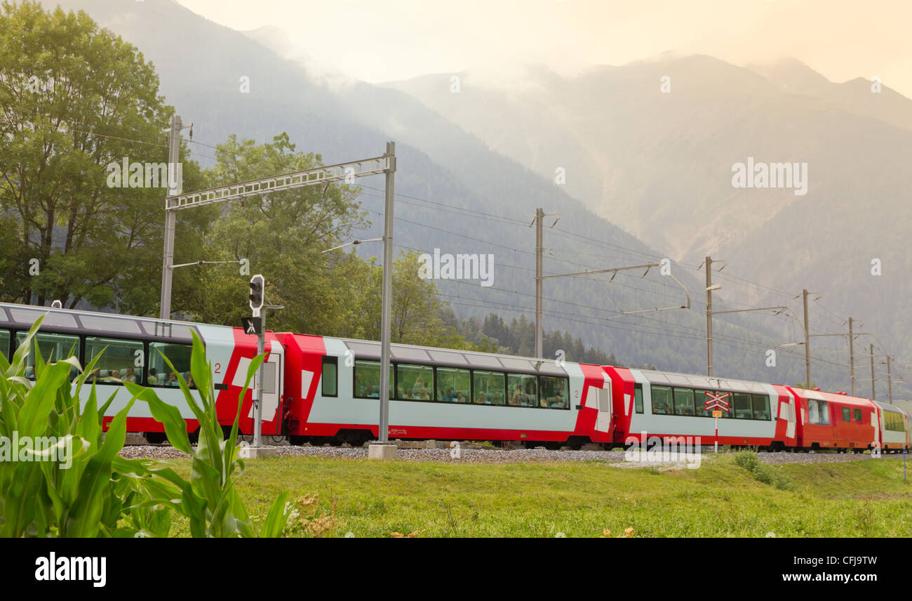 Glacier-express-Zug übergibt Hochgebirgstal, Schweiz Stockfoto